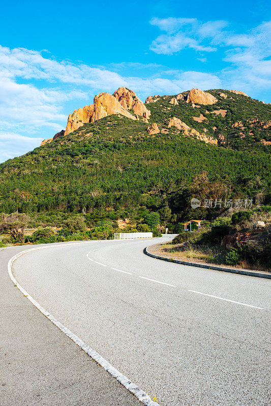 Pic Roux徒步旅行路线开始，法国普罗旺斯